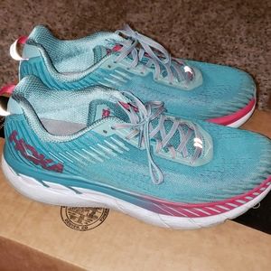 Hokas Clifton 5